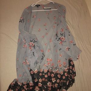 Torrid Size 3/4 Grey Floral Kimono